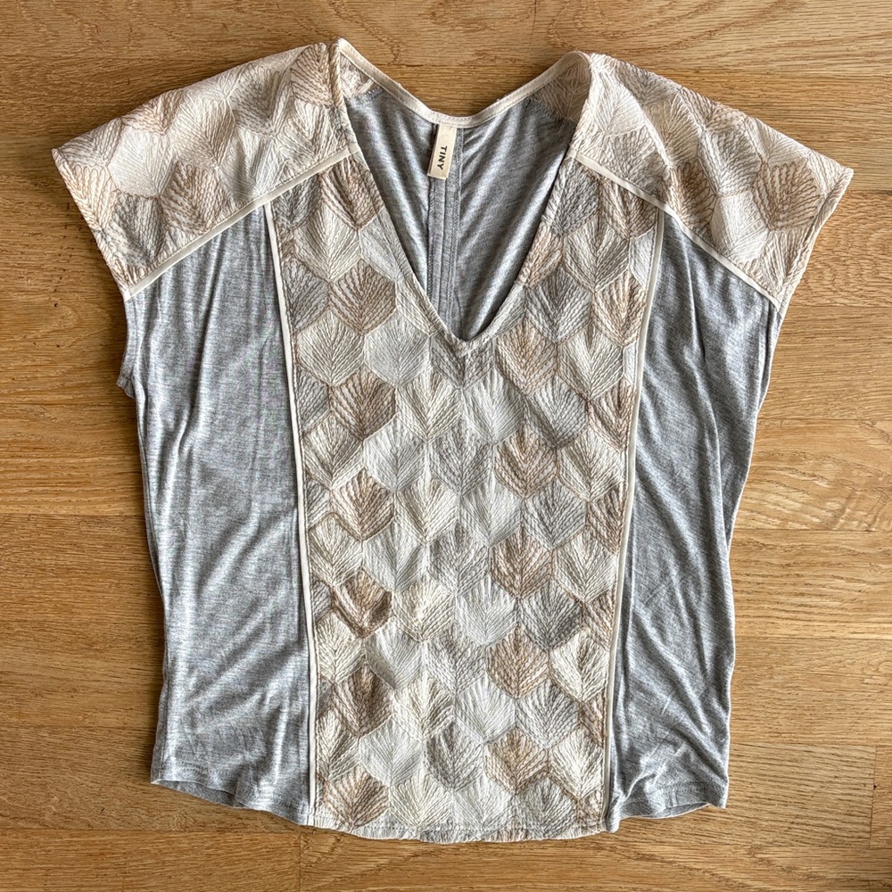 ANTHROPOLOGIE | SHORT WITH METALLIC EMBROIDERY AND RUCHED BACK TIE DETAIL